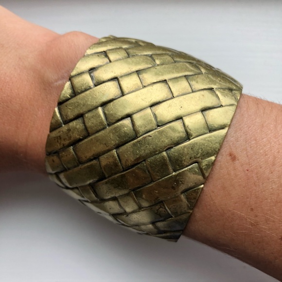 Chic brassy gold metal woven cuff bracelet - Picture 2 of 7